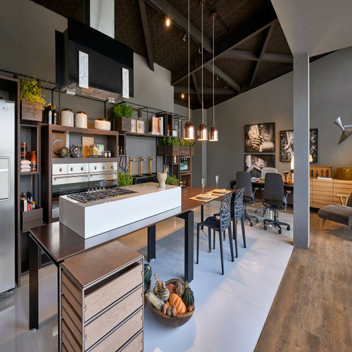 Cozinha Industrial com Detalhes em Madeira: O Contraponto Quente ao Aço Inox - inspiração