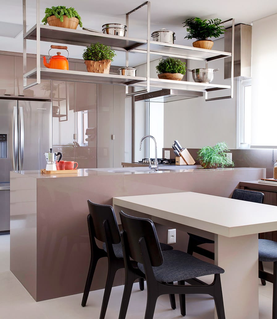 Cozinha Planejada Pequena com Prateleiras Aéreas Decorativas - inspiração