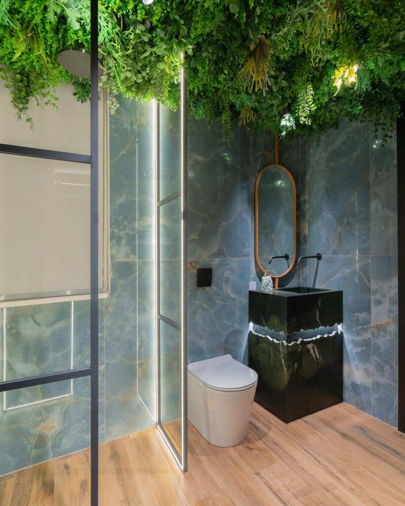 Banheiro Tropical: Cores vibrantes e estampas exuberantes - detalhe