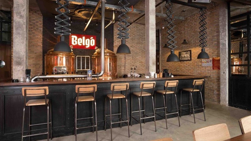 Aconchego Rústico: Bar com Pallets e Detalhes em Ferro Envelhecido - ideia