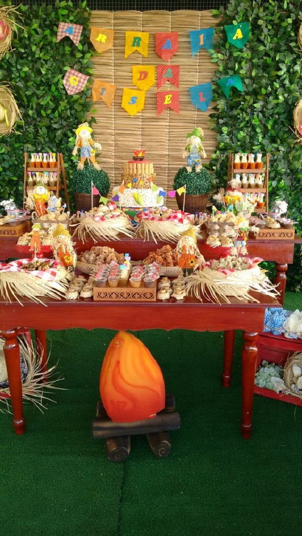 Mesa de Doces Divertida: Decoração com Balões de Papel e Temas Caipiras - ideia