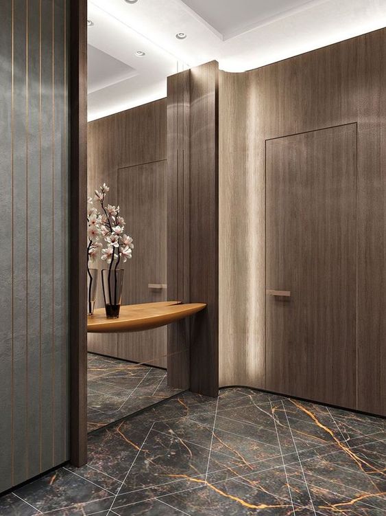 Hall de Entrada com Piso de Madeira e Tapete Geométrico - ideia