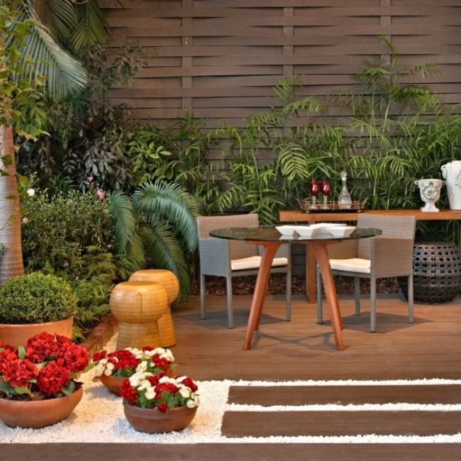 Estilo Rústico Chic: Pátio com Deck de Madeira e Plantas Nativas - inspiração
