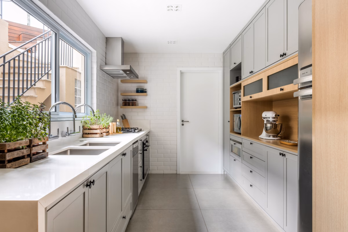 Elegância Atemporal: Cinza e Branco com Toques de Cor - inspiração