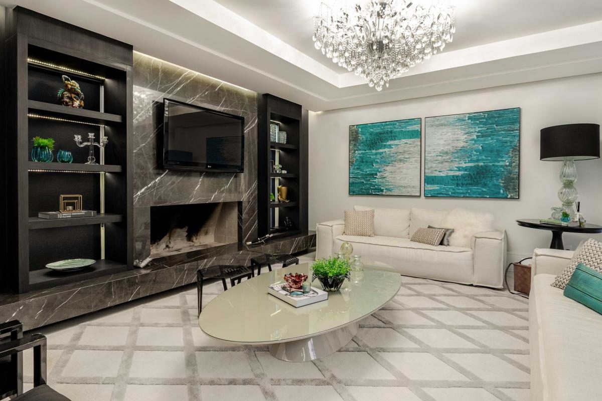 Sala de TV com Lareira Ecológica: Elegância e Conforto em um Só Lugar - detalhe