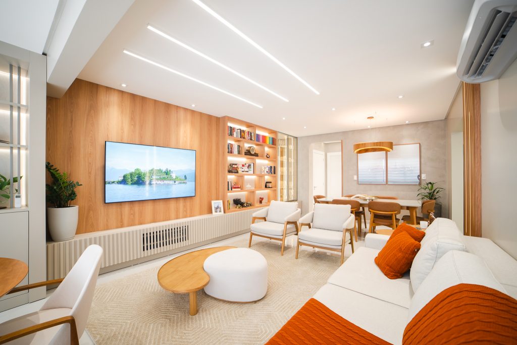 Luz e Sombra: Sala de TV com Iluminação Indireta e Detalhes Aconchegantes - inspiração