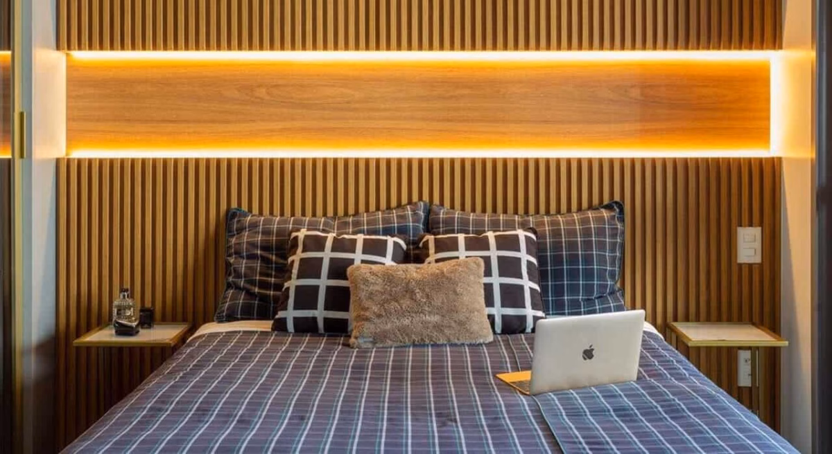 Mesa de Cabeceira Iluminada com Fita LED: Atmosfera Relaxante - detalhe