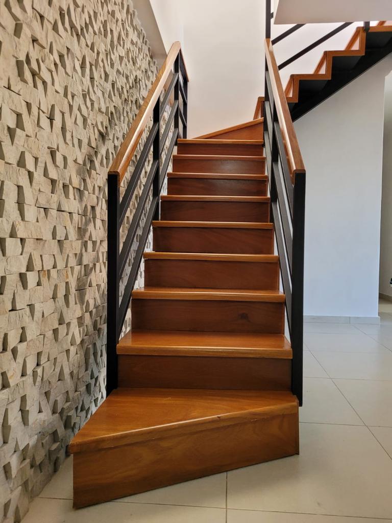 Escada de Ferro com Decoração Rústica em Madeira - detalhe