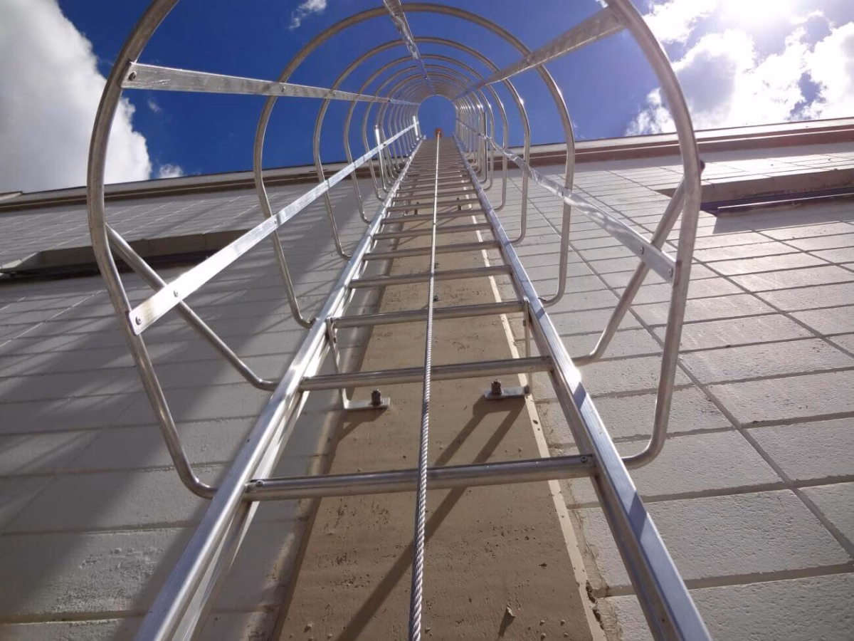 Escada Marinheiro Adaptada para Espaços Compactos: Soluções Inteligentes para Ambientes Restritos - detalhe