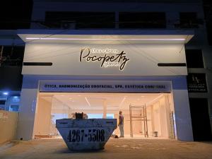 Fachada em ACM com Letreiros em LED: Visibilidade e Impacto Visual - inspiração