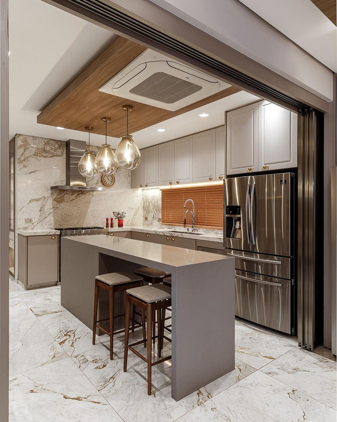 Ilha de Cozinha com Cuba Esculpida na Pedra e Detalhes em Cobre - inspiração