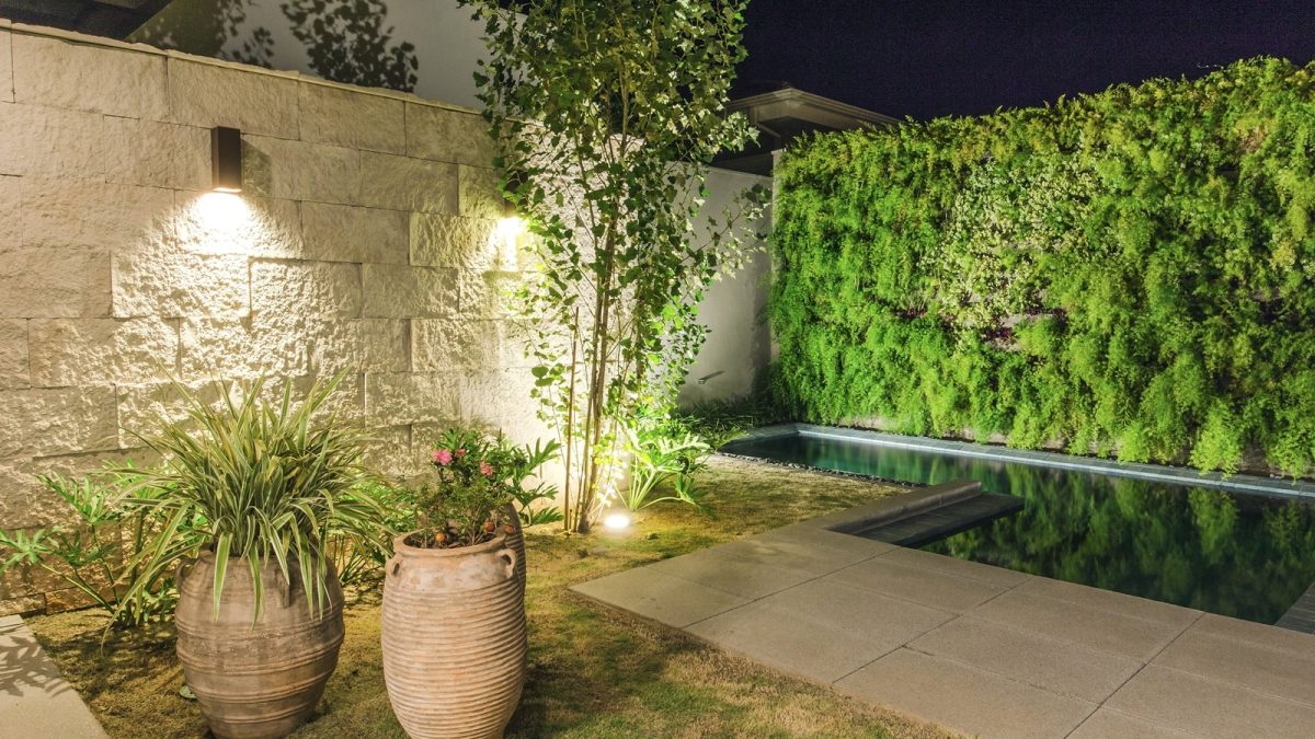 Arandelas Up & Down: Fachada Moderna e Iluminação Aconchegante - ideia