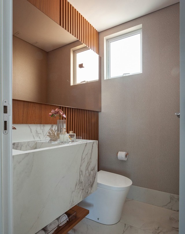 Lavabo Pequeno Minimalista: Branco Total e Design Funcional - detalhe