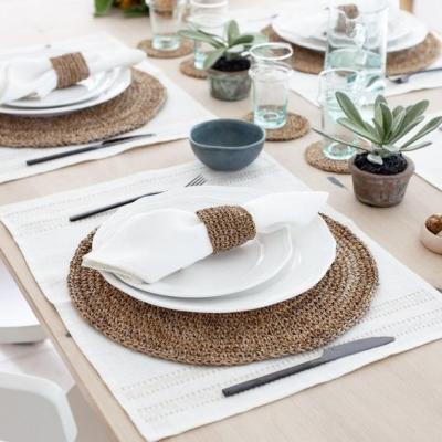 Mesa Posta Elegante com Tons Neutros e Sofisticados - inspiração