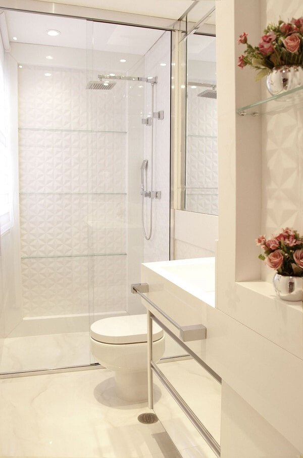 Com Chuveiro Grande e Cromado para um Spa em Casa - ideia