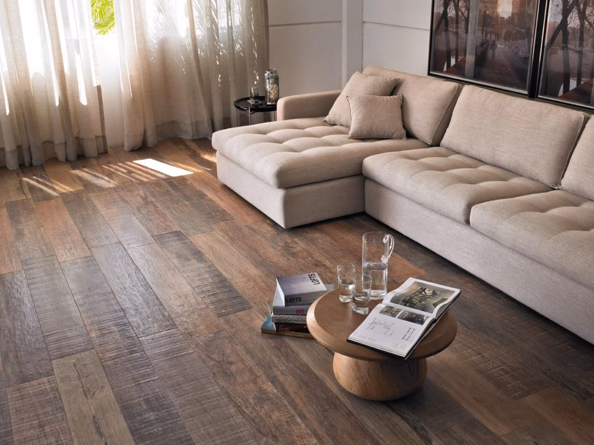 Toque de Sofisticação: Piso de Porcelanato Que Imita Madeira Clara para Ambientes Integrados - detalhe