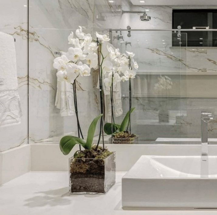 Porcelanato com Acabamento Brilhante: Luminosidade e Glamour para um Banheiro Radiante - inspiração