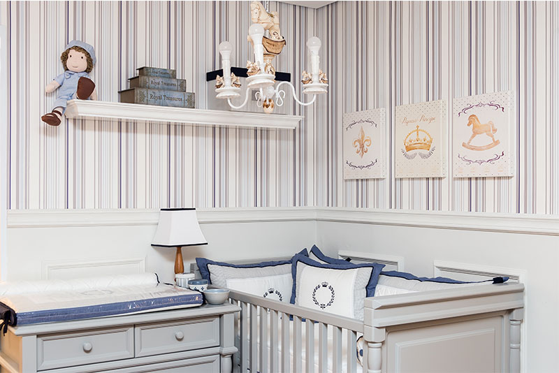 Clássico e Atemporal: Quarto com Papel de Parede Listrado e Móveis Provençais - detalhe