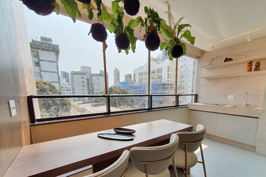 Sacada de Vidro com Móveis Multifuncionais: Otimização de Espaço Inteligente - ideia