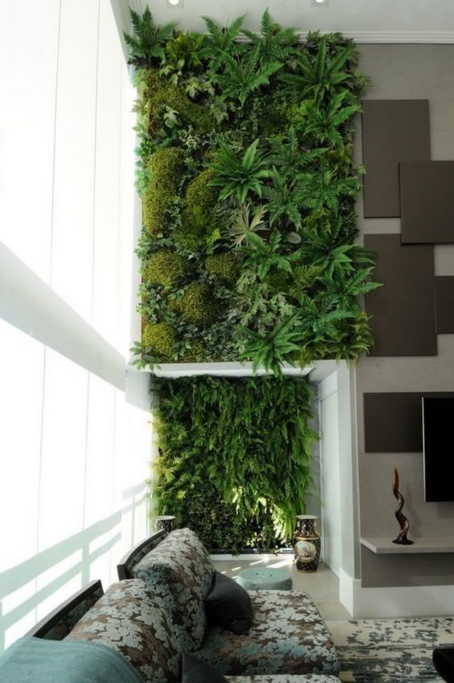 Verde Vertical: Jardim Vertical Exuberante e Iluminação Direcionada - inspiração