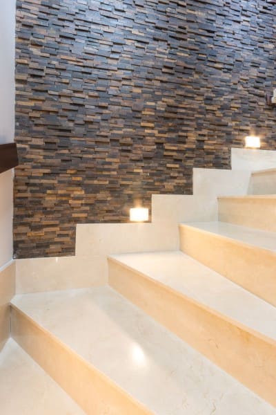 Escada com Revestimento em Pedra: Textura e Elegância Natural - inspiração