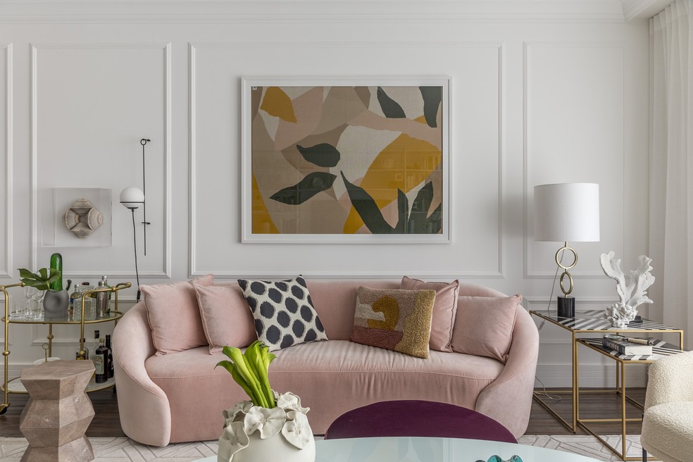 Toque Clássico: Sala de Estar com Boiseries e Detalhes Delicados - inspiração