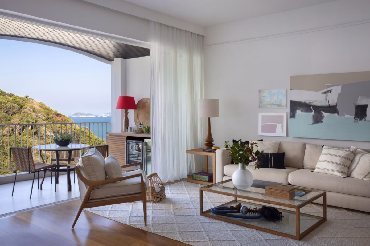 Elegância Atemporal: Sala de Estar com Sofá Clássico e Toques Sofisticados - detalhe