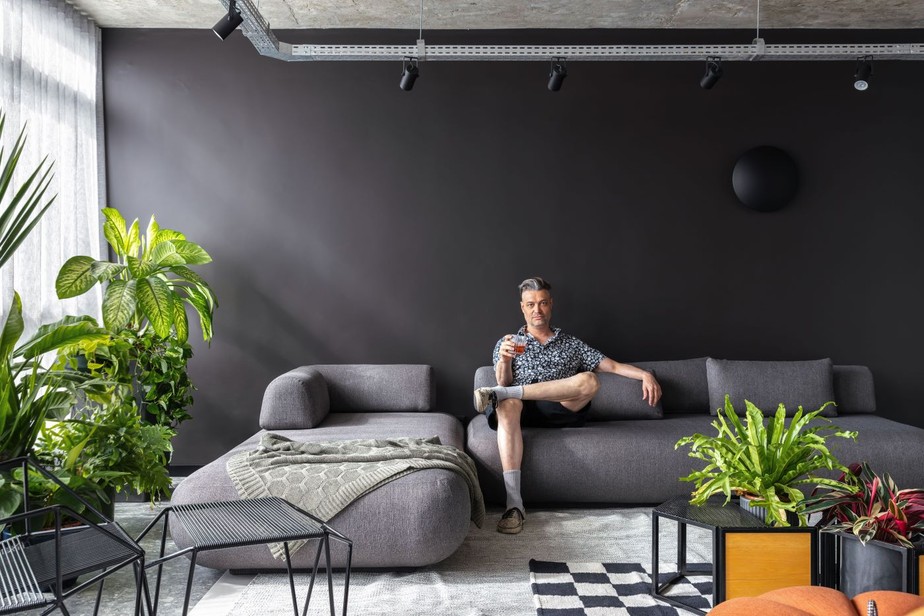 Com Paleta de Cores Neutras e Destaque em Preto - ideia