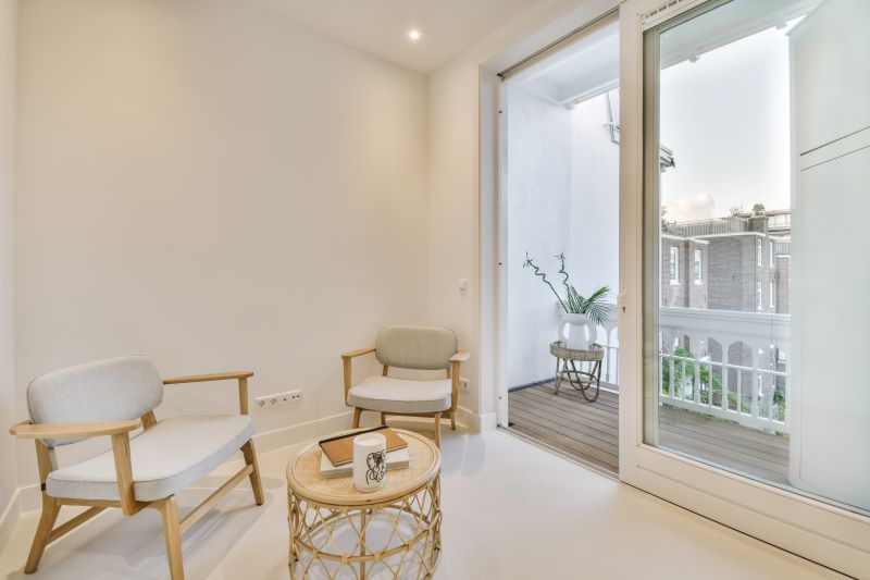 Luminosidade Total: Integração com Cortinas Leves e Espelhos - inspiração