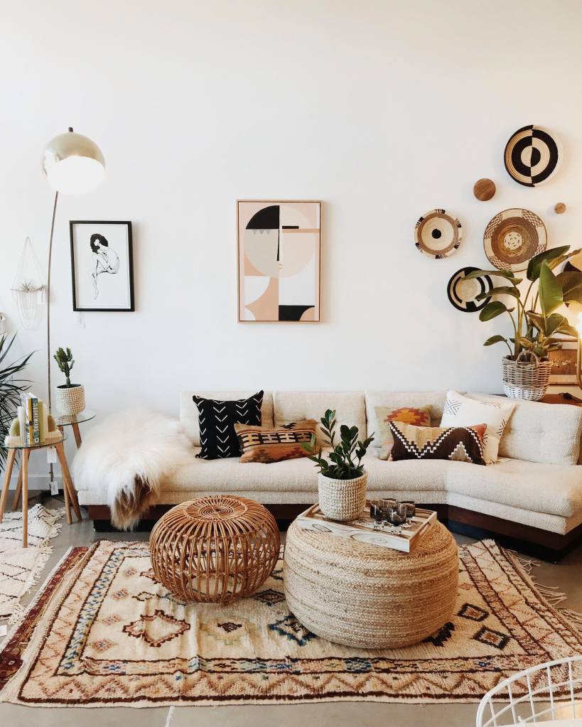 Boho Chic: Sala de Estar Pequena Decorada com Macramê e Almofadas Étnicas - inspiração