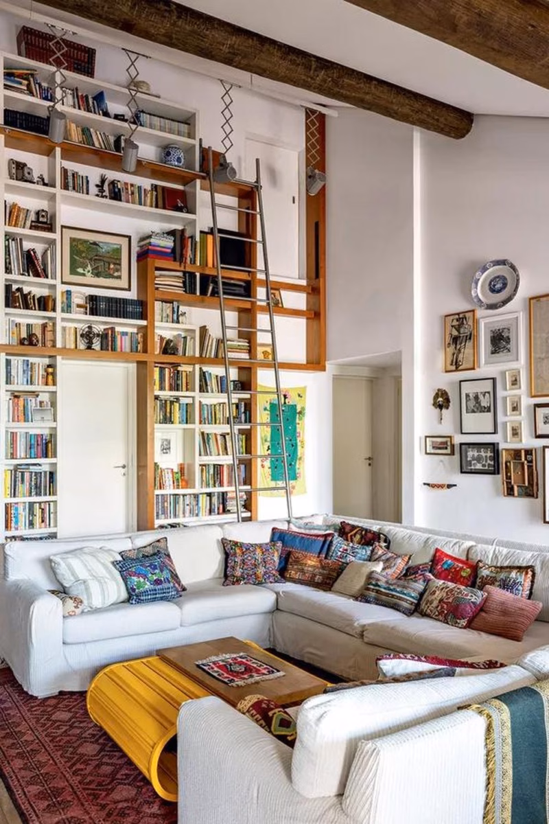 Boho Chic: Sofá de Canto com Mantas Coloridas, Almofadas Étnicas e Tapete Persa - inspiração