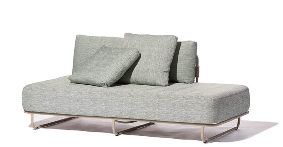 Sofá Sem Braço Integrado com Nichos e Prateleiras para Otimizar o Espaço - inspiração