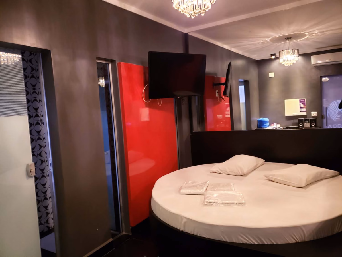 Suíte com Cama Redonda e Design Arrojado - ideia