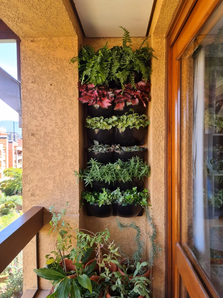 Jardim Vertical Miniatura em Vasos de Plástico Reciclado - inspiração