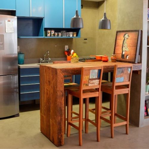 Bancada de Cozinha Rústica com Madeira de Demolição: Charme e Sustentabilidade - detalhe