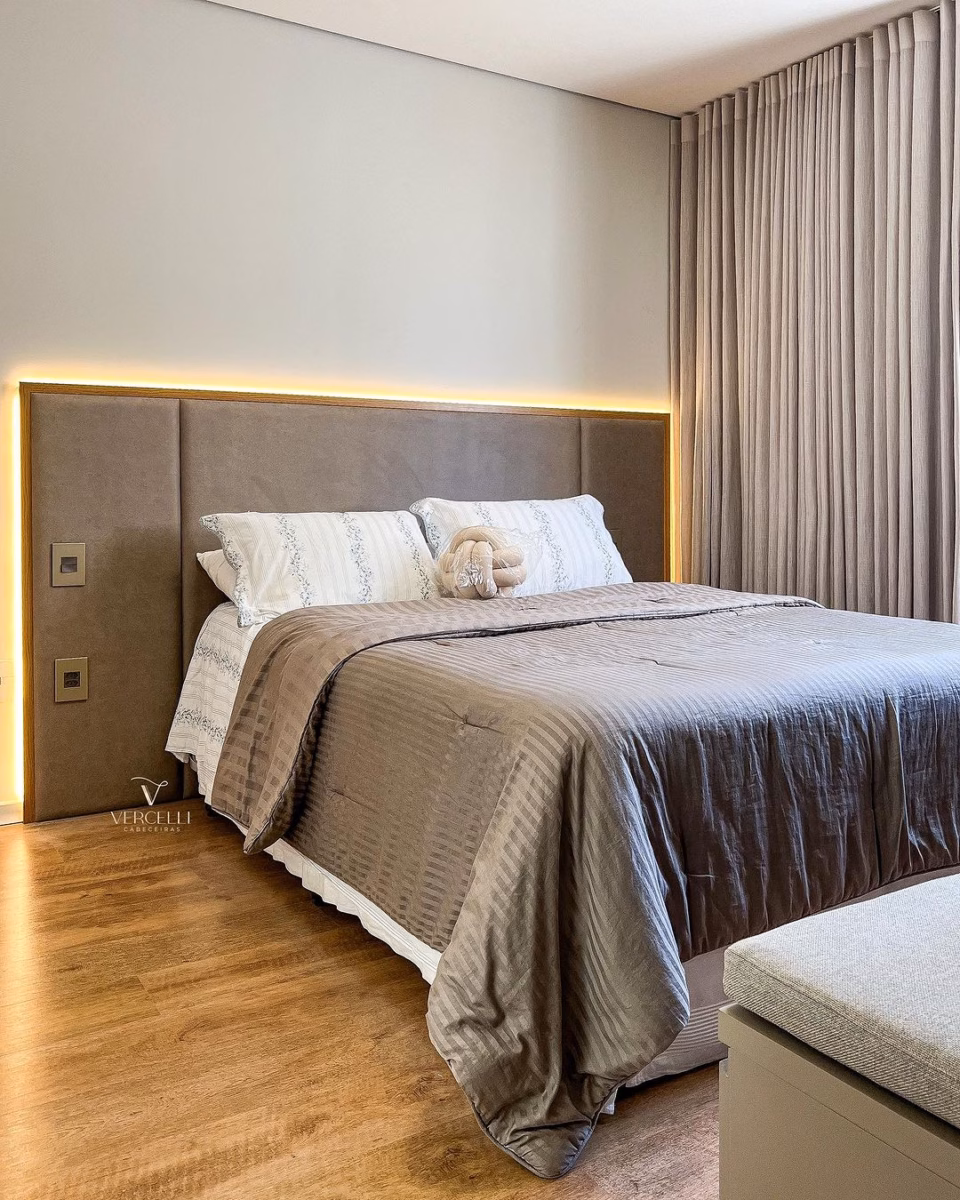 Cabeceira de Cama com Iluminação Embutida: Moderna e Funcional - ideia