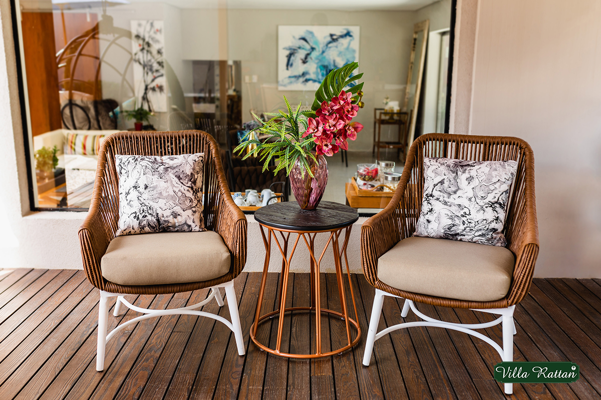 Com Poltronas de Vime e Mesa Lateral: Um cantinho charmoso para relaxar e ler - inspiração