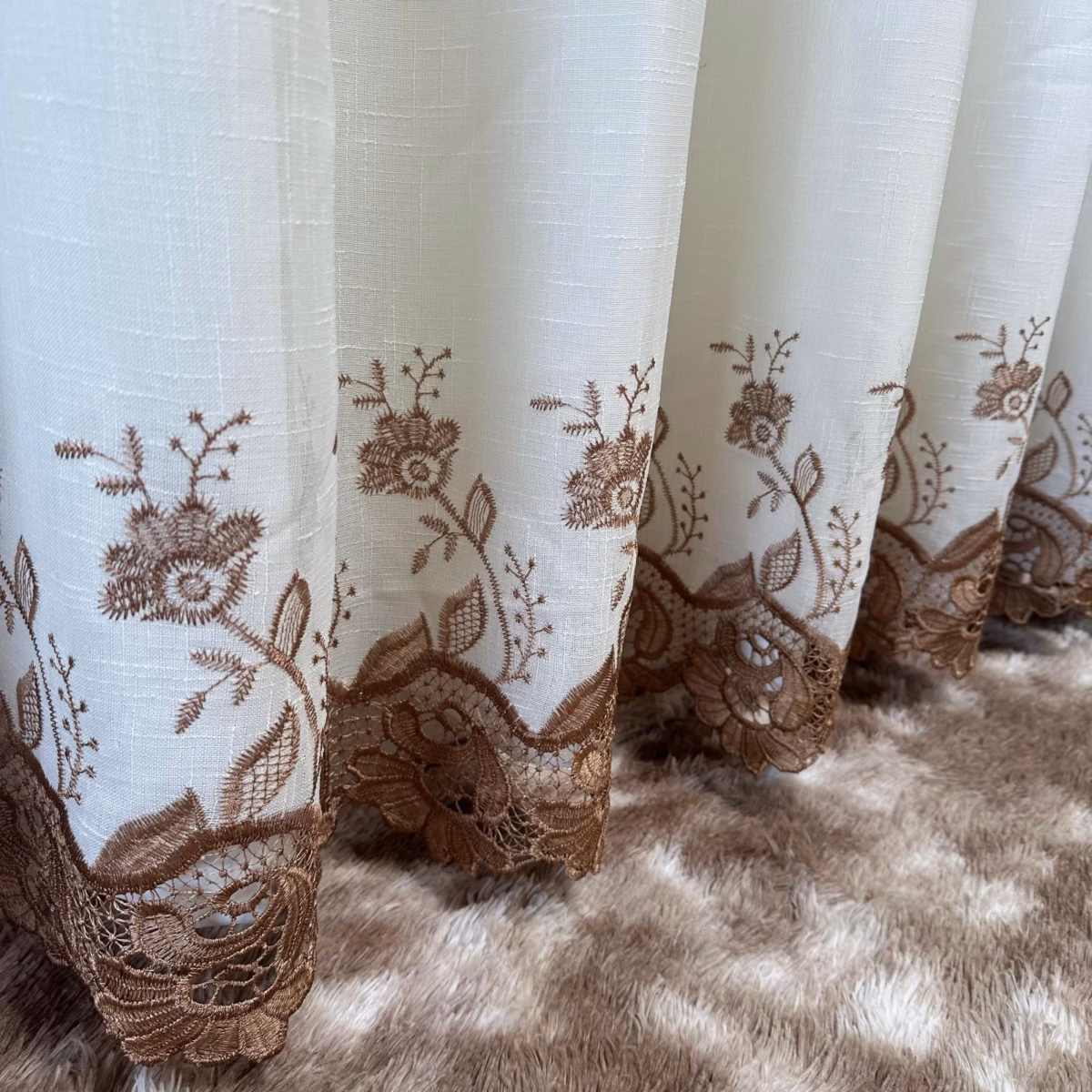 Cortinas de Voal com Bordados Sutis: Delicadeza e Luminosidade - ideia