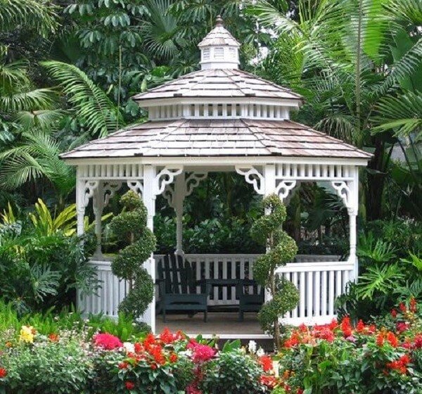 Quiosque com Flores e Jardim Vertical: Delicado e Refrescante - ideia