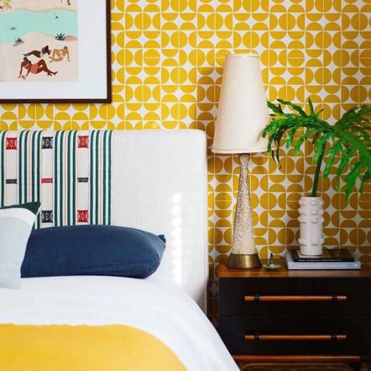 Quarto Masculino Vibrante com Toques de Amarelo e Cinza - detalhe