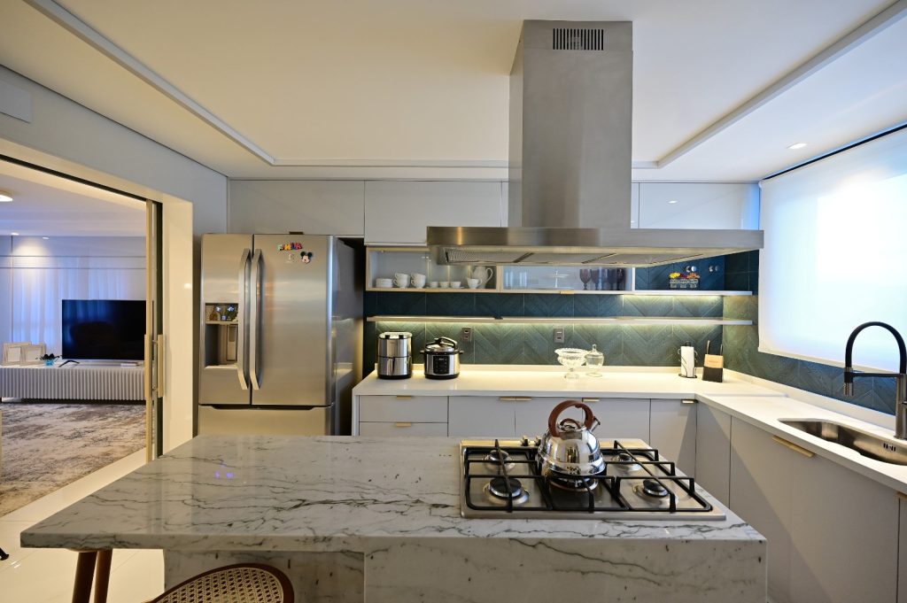 Cozinha com Ilha Central e Revestimento em Aço Inox para um Visual Moderno - detalhe