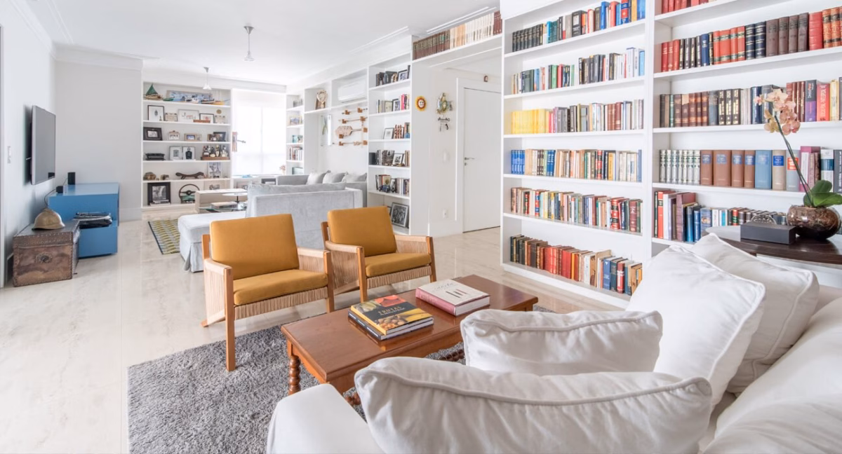 Livros Coloridos como Destaque em Decorações Neutras - ideia