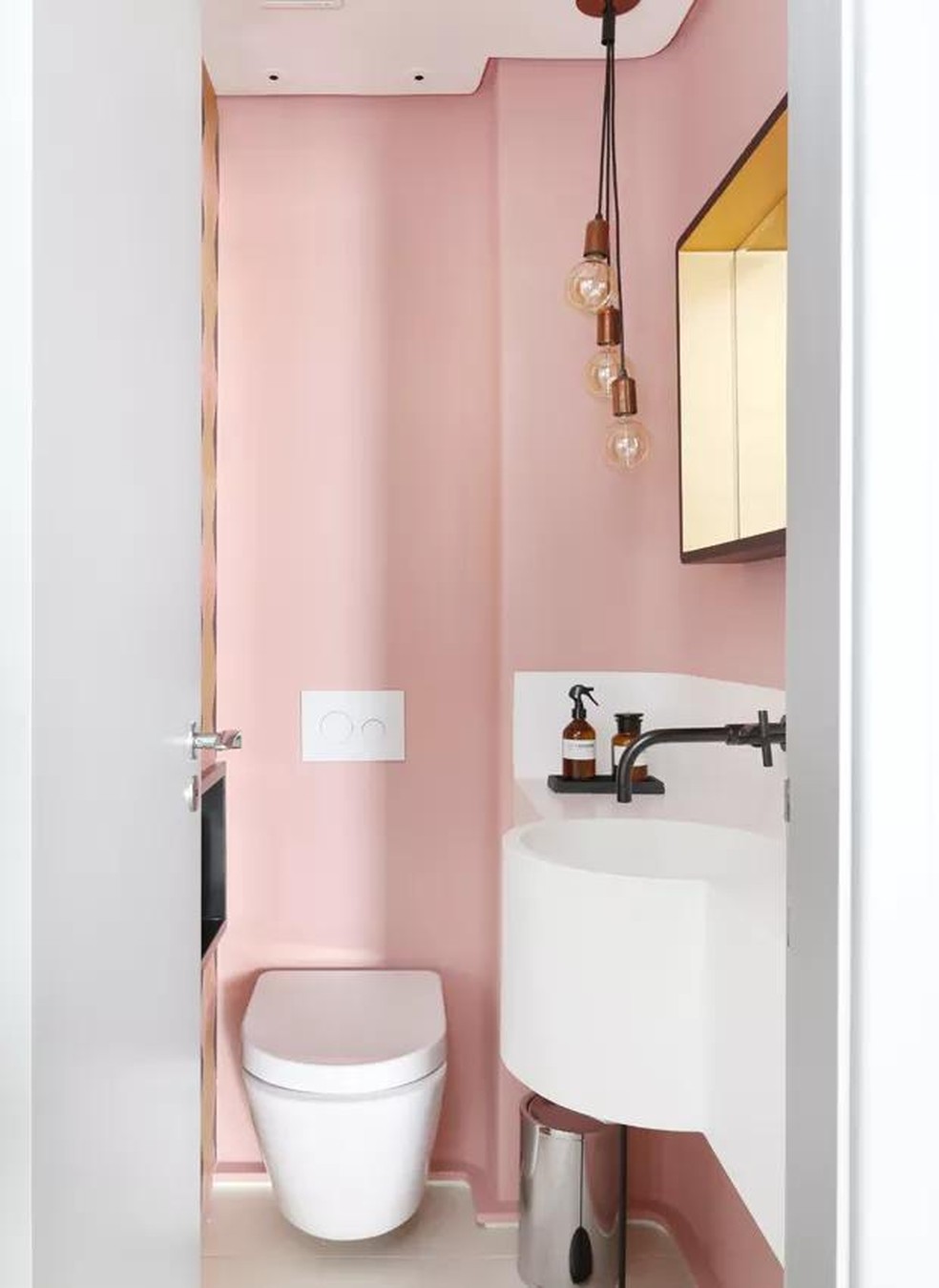 Rosa Monocromático: Camadas de Rosa para um Banheiro Imersivo - inspiração