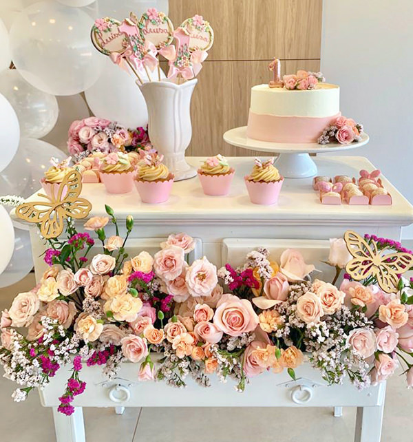 Toque Romântico: Decoração com Flores Delicadas e Detalhes em Renda - inspiração