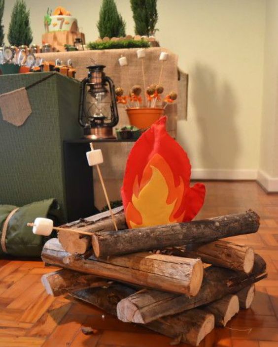 Fogueira Ecológica: Decoração Sustentável com Madeira de Demolição e Luzes - inspiração