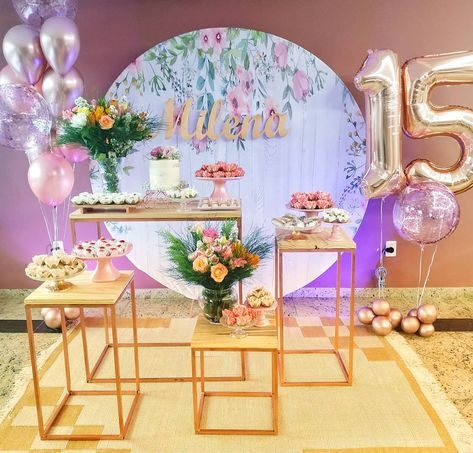 Decoração de Festa Minimalista com Formas Geométricas: Simplicidade e Impacto Visual - ideia