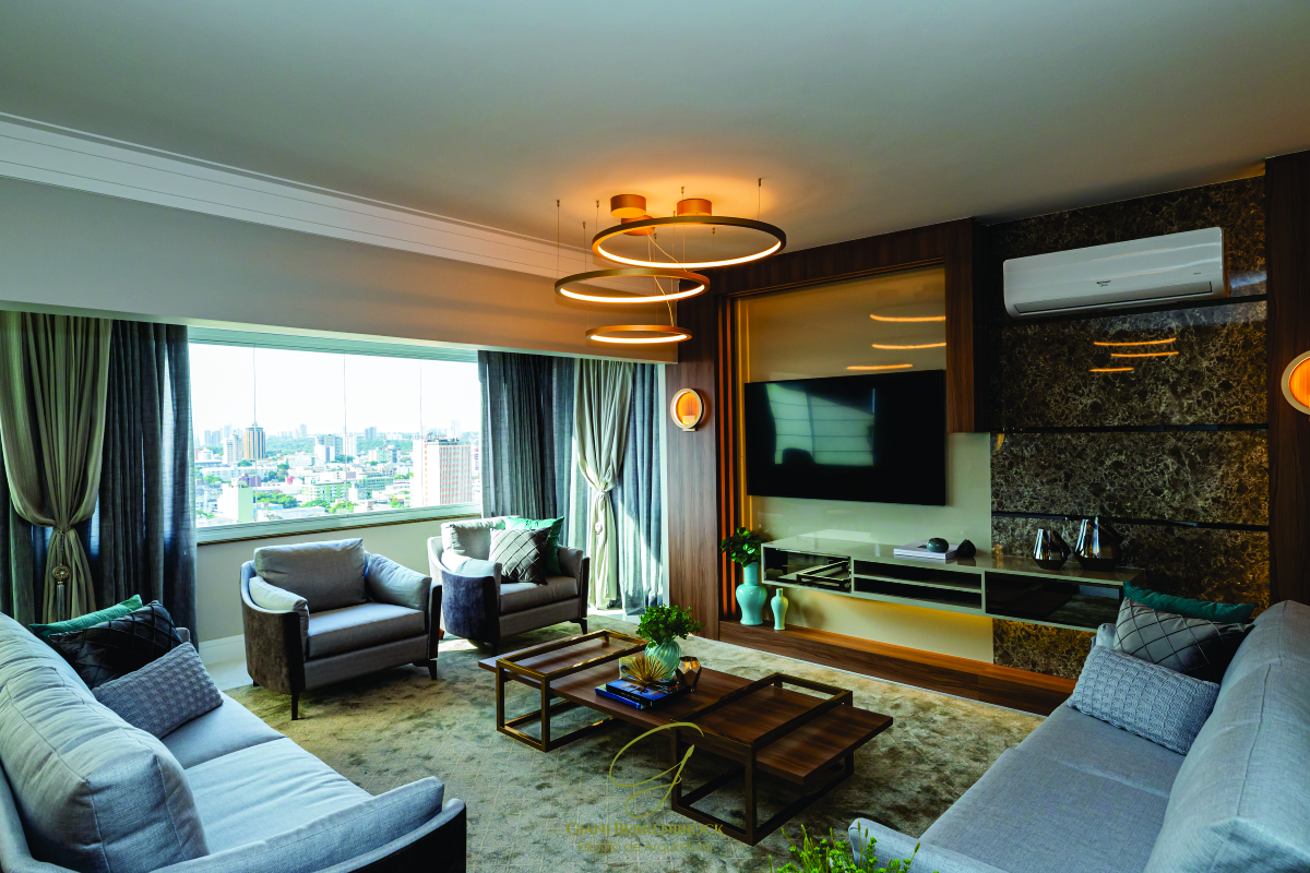 Iluminação Aconchegante: Sala com Luminárias de Piso e Arandelas - detalhe