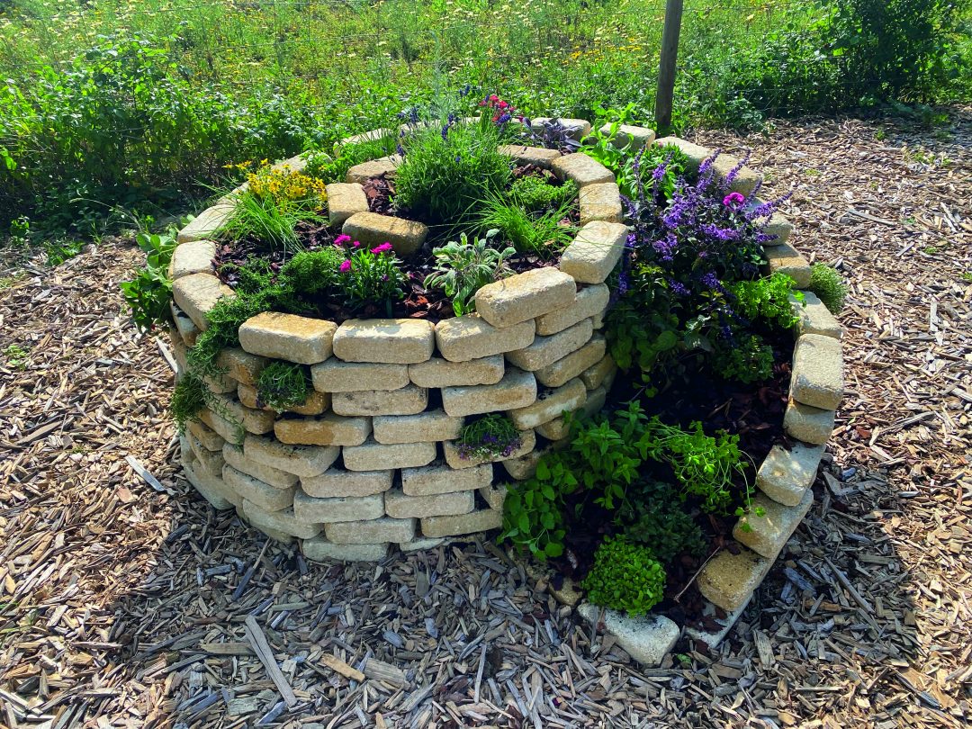 Jardins Aromáticos em Espiral com Tijolos - inspiração