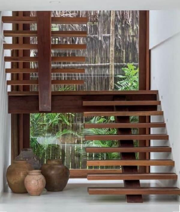 Escada Escama de Peixe com Jardim Vertical Integrado: Natureza em Casa - inspiração
