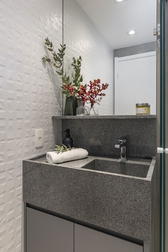 Bancada de Banheiro em Granito Cinza com Acabamento Escovado: Toque Natural - inspiração